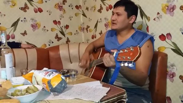 На вокзальном пероне. Под гитару. Нурлан.