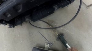 Тойота Камри 50 возвращаем геометрию капота в зазоры.