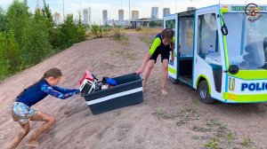 Машинки игрушки, песок и вода - катаем машинки с горки. Манкиту