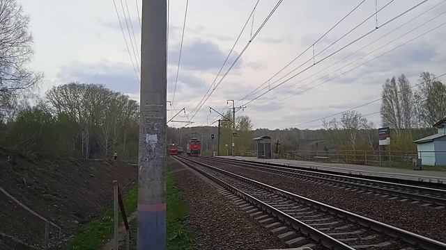 ЧС2Т-1028 и ЭД4М-0319 сообщением Сокур - Новосибирск-Главный прибыл на о.п Комаровка. смотреть онлайн