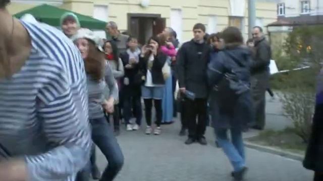 Танцы перед музеем, Томск 2012 смотреть онлайн