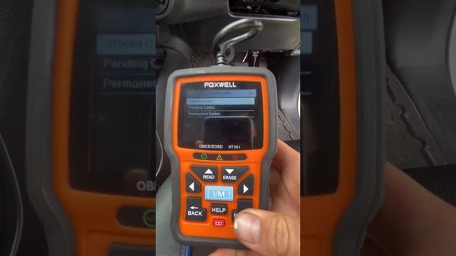 Read and Clear Fault Codes Using The Foxwell NT301 смотреть онлайн