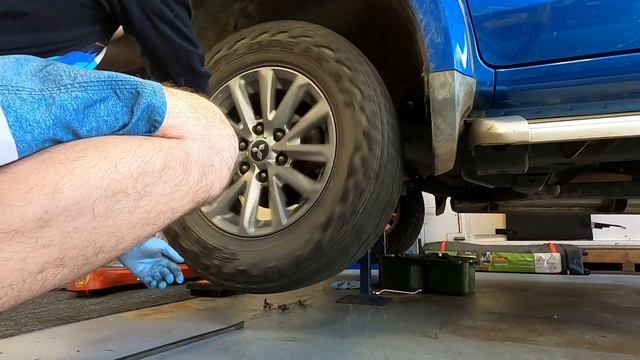 Mitsubishi Triton 2.4 Turbo Diesel 4n15 Service Oil And Filter Change How To Step By Step.