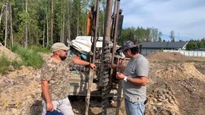 Бурение скважины шнеком на объекте Керро. Отбор проб грунта для лабораторного исследования.