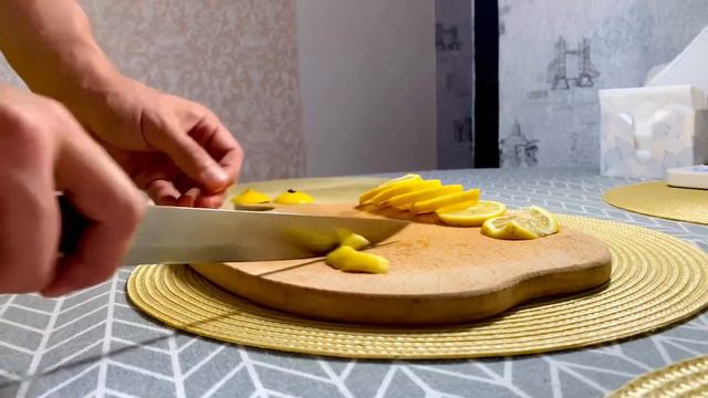 КАК СДЕЛАТЬ НАИВКУСНЕЙШУЮ ВОДУ С ЛИМОНОМ!!! смотреть онлайн