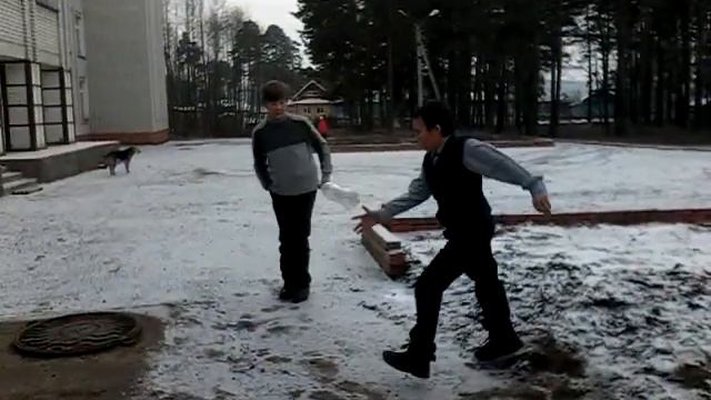 играем на перемене в футбол бутылкой)))) смотреть онлайн