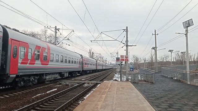 ЭП1М-438 с пассажирским поездом №059 Кисловодск - Новокузнецк и приветливой бригадой смотреть онлайн
