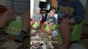 Дети разговаривают на своем языке