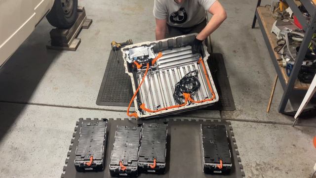 BMW 330e PHEV Hybrid Battery Pack Tear Down смотреть онлайн