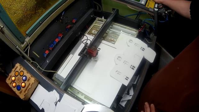 Режем домики из бумаги. смотреть онлайн