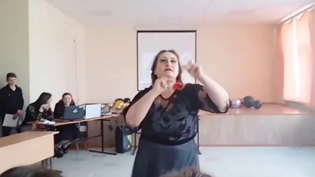 Историчка танцует танец Уэнсдей смотреть онлайн