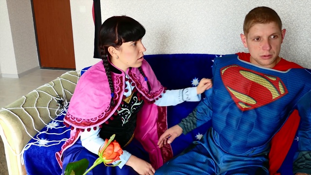 Фроузен Эльза ЗАБОЛЕЛА!!! С ее ногами что-то произошло). ноги похожи на мир жуков.