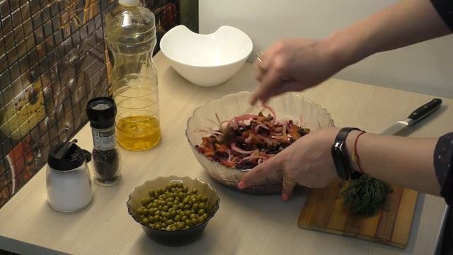 САЛАТ СО СВЕКЛОЙ, СОЛЕНЫМ ОГУРЦОМ И ЗЕЛЕНЫМ ГОРОШКОМ смотреть онлайн