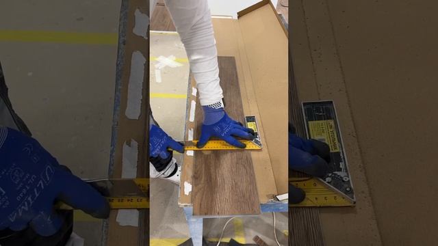 Как правильно обойти трубы при укладки кварцвинила!2 способ #отделка #кварцвиниловаяплитка смотреть онлайн