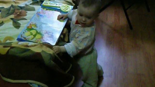 дочка танцует, слушая музыкальную книжку песня Облака Белогривые Лощадки смотреть онлайн