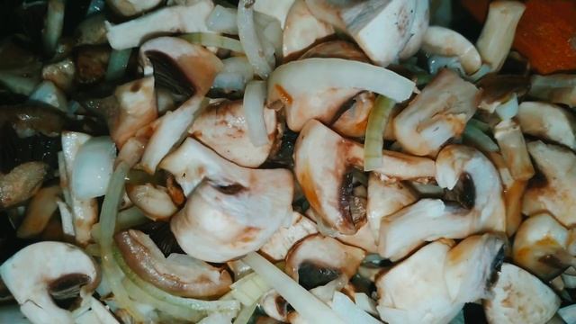 Грибы в сметанном соусе - закуска к праздничному столу на Пасху! смотреть онлайн