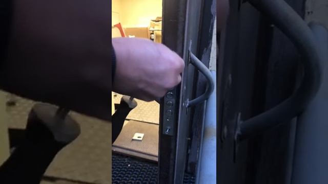 Замена замка Бордер в металлической двери смотреть онлайн