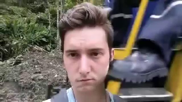 Любитель селфи получил долгожданный снимок ботинком в челюсть смотреть онлайн