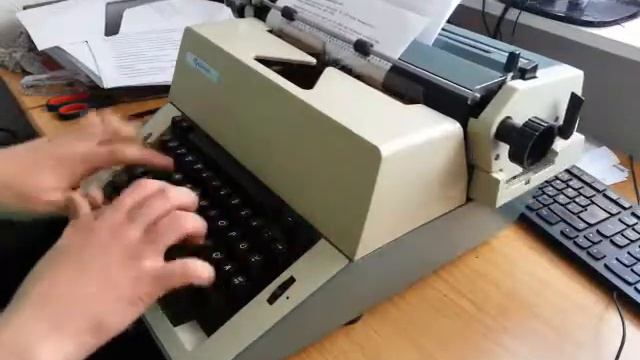 Schreibmaschine Robotron 18 Funktionsdemonstration смотреть онлайн