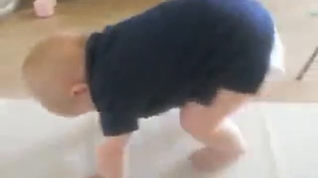 Малявка намаз делает,такой халёська))) смотреть онлайн