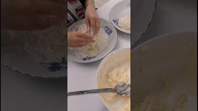 Ну очень вкусные сырники. Рецепт от Тимура. Любимое блюдо. Простой рецепт. смотреть онлайн