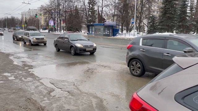 Уфа. Лужа. Остановка Уфимский авиационный техникум. Вид на улицу Революционная, февраль 2023 смотреть онлайн