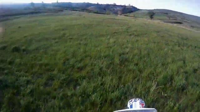 Мотоцикл Kayo k1 прокатился по полю. смотреть онлайн