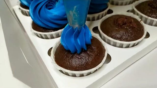 Капкейки. Как отсадить шапочки из крема на капкейки ? смотреть онлайн