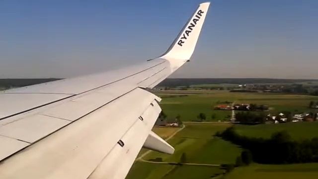 Ryanair landing at Memmingen Algäu Airport смотреть онлайн