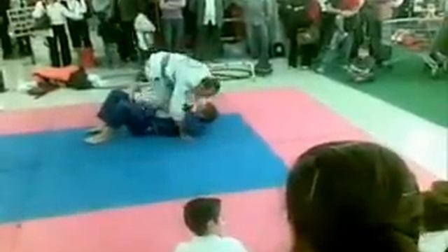 esibizione bjj decathlon 2008-www.bjjsubmissionmarcianise.blogspot.com смотреть онлайн