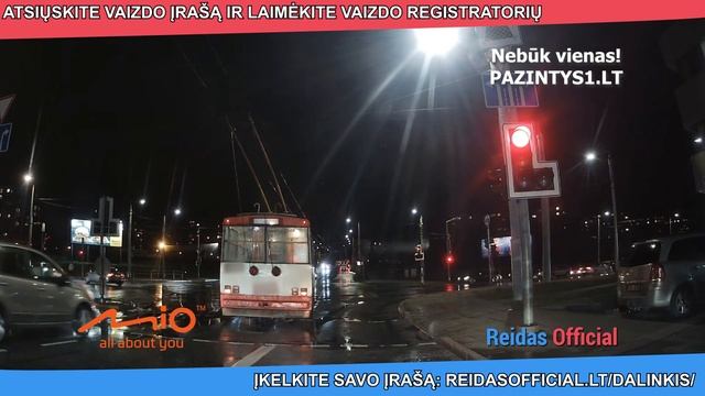 Neaiškūs troleibuso vairuotojo manevrai sankryžoje #lietuva #lithuania #automobile #transport #bus смотреть онлайн