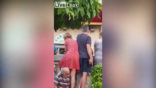 Наглый пенсионер подсмотрел под юбку девушки смотреть онлайн