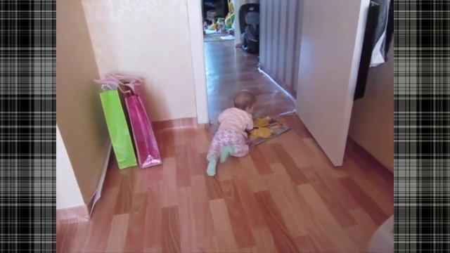 Во сколько месяцев ребенок начинает ползать? Как ползают дети видео. Ребенок ползает на четверенька смотреть онлайн