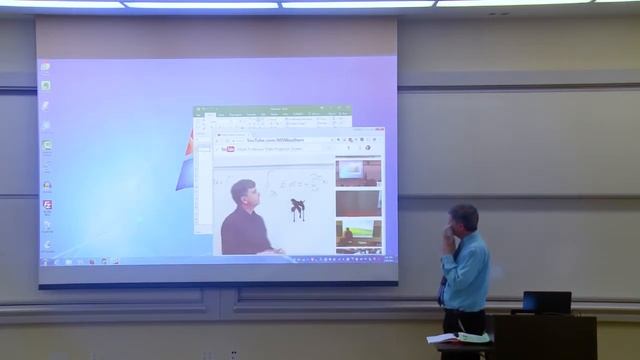 Профессор математики исправляет экран проектора/Math Professor Fixes The Projector Screen