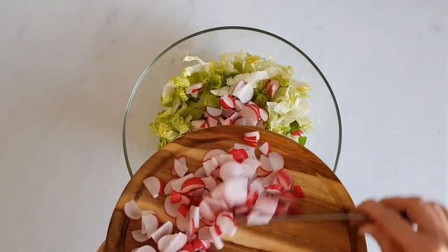 Очень простой салат с редиской и пекинской капустой. смотреть онлайн