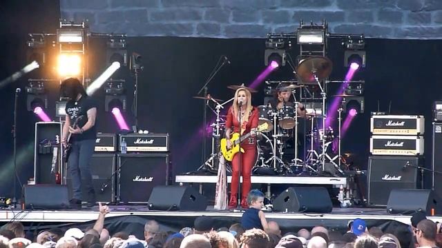 Lita Ford - Relentless (Heavy Montreal 2015) смотреть онлайн