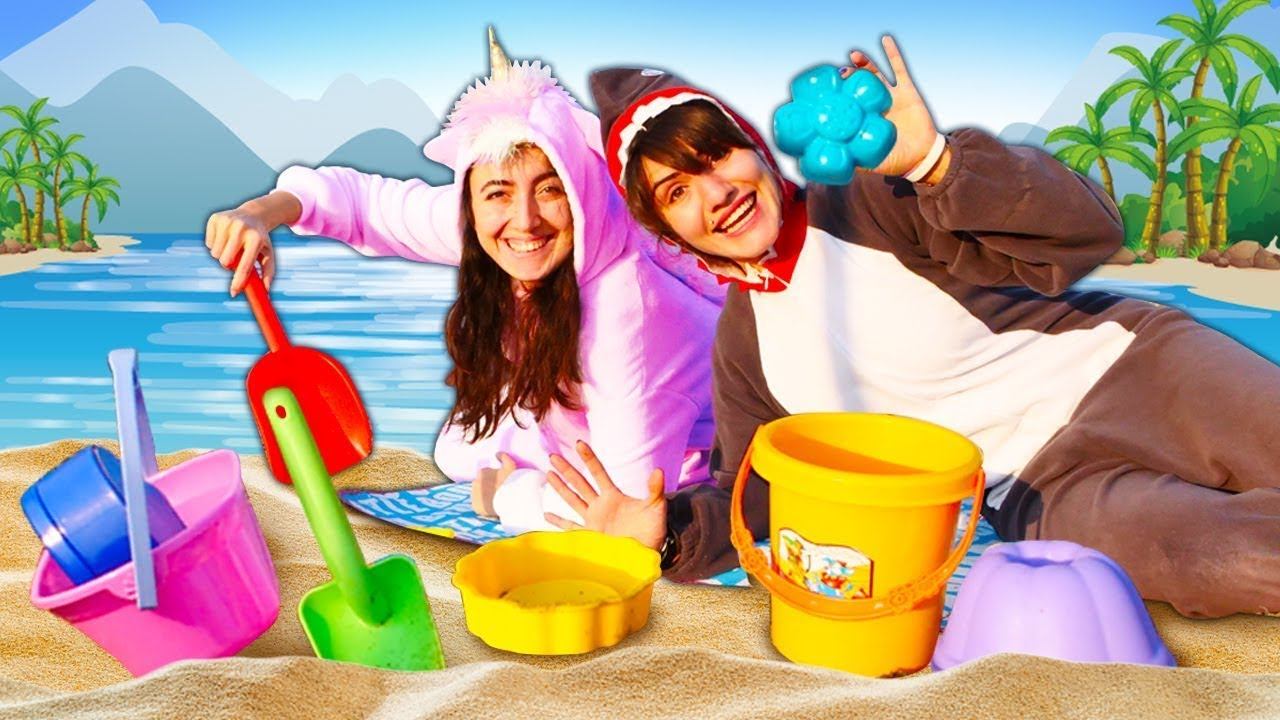 Видео для детей. Ролевые игры на пляже. Машинки и Формочки для песка смотреть онлайн