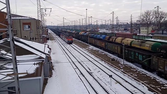 ВЛ80с-2472/1526 проезжает станцию Тихорецкая.