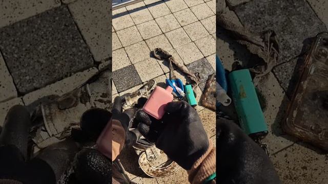 Мужик вышел на магнитную рыбалку с надеждой словить что-то ценное. смотреть онлайн