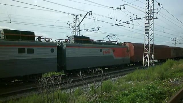 Электровоз ВЛ10-1840 с грузовым поездом смотреть онлайн