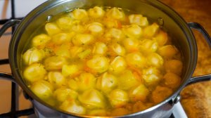 Суп из пельменей: готовлю, когда голодных ртов много, а пельмешек мало.