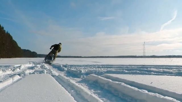 Мини снегоход Альбатрос 8L, быстрые развороты на нем. смотреть онлайн
