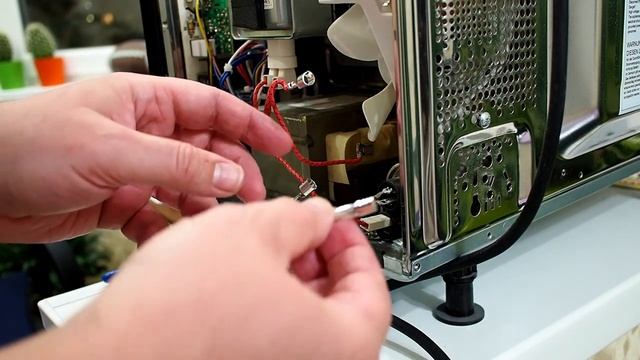 СВЧ работает, но не греет. Что делать? смотреть онлайн