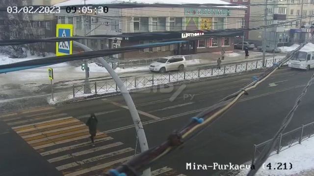 Появилось видео с автоледи на Prado в Южно-Сахалинске, которая трансформировалась в пешехода смотреть онлайн
