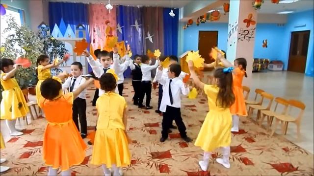 Танец с осенними листочками. Старшая группа "РУЧЕЕК" д\с Волшебный замок смотреть онлайн