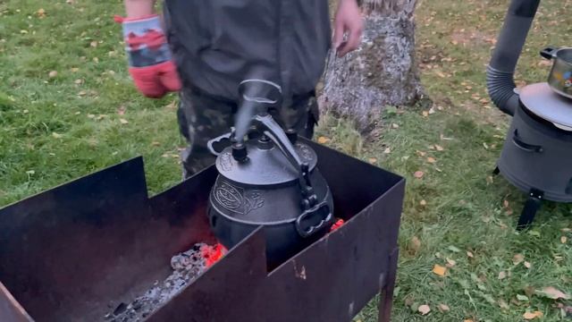 Готовим бараньи ножки на природе в двух разных казанах / Cooking lamb legs outdoors смотреть онлайн