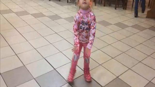 Little star Irish. Ируся на свадьбе. Танцы. Дети сделали из стульев поезд. смотреть онлайн
