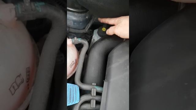 VW Tauran Brake Fluid Top Up Location Video смотреть онлайн