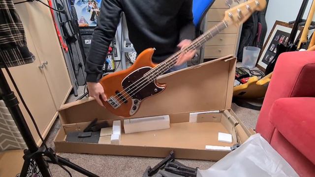 My first EVER short scale! Fender Mustang Bedroom Bass Unboxing смотреть онлайн