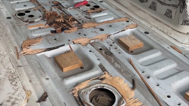 Water tanks + new floor! Toyota Coaster Bus Build - Ep. 2 смотреть онлайн